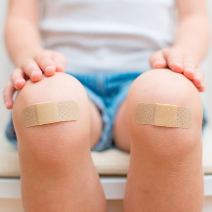 Kleine Wunden versorgen: Luft dran oder Pflaster drauf?
