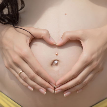 Bauchnabelpiercing in der Schwangerschaft – schadet das?