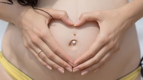 Bauchnabelpiercing in der Schwangerschaft – schadet das?