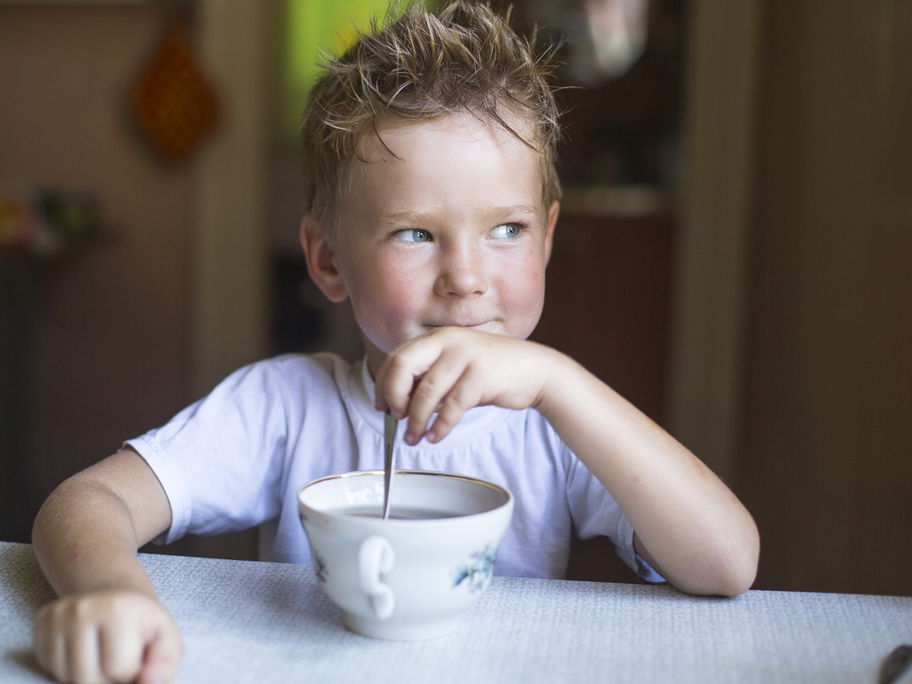 Ist es wirklich ratsam, seinem Kind alles zu erlauben – auch Kaffee? (Symbolbild)