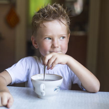 Diese Mutter erlaubt ihren Kindern wirklich alles – sogar Kaffee! 