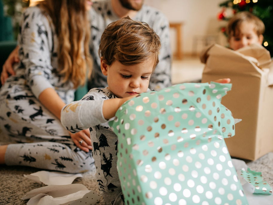 Kleinkinder wollen am liebsten alles alleine machen – aber beim Geschenköffnen brauchen sie oft Hilfe.