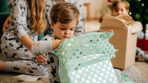 Geschenke öffnen: So schaffen es Kleinkinder ganz ALLEINE!
