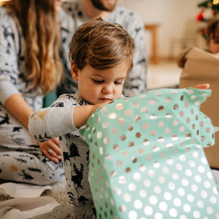Geschenke öffnen: So schaffen es Kleinkinder ganz ALLEINE!