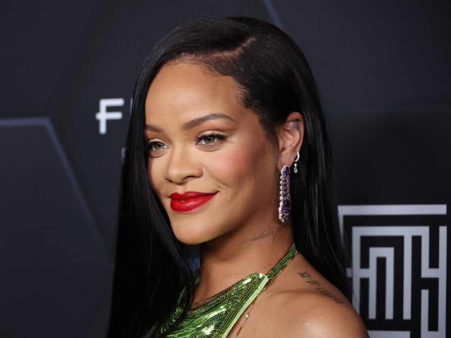Im Mai bekam Rihanna ihr erstes Kind – bisher wussten ihre Fans nicht, wie ihr Baby aussieht.