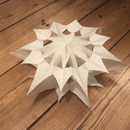Stern aus Butterbrottüten selber machen in wenigen Schritten!