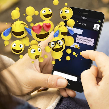 Ich frage für eine andere Mama: "Sind WhatsApp-Nachrichten ohne Emojis unhöflich?"