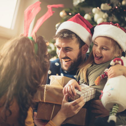 "3-Geschenke-Regel": Sinnvolles Schenken an Weihnachten statt Präsenteflut