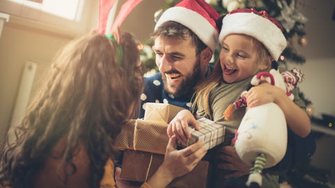 "3-Geschenke-Regel": Sinnvolles Schenken an Weihnachten statt Präsenteflut
