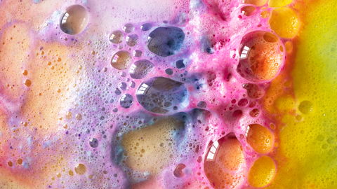 So einfach könnt ihr Regenbogen-Seifenblasen selbermachen