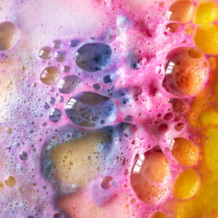 So einfach könnt ihr Regenbogen-Seifenblasen selbermachen