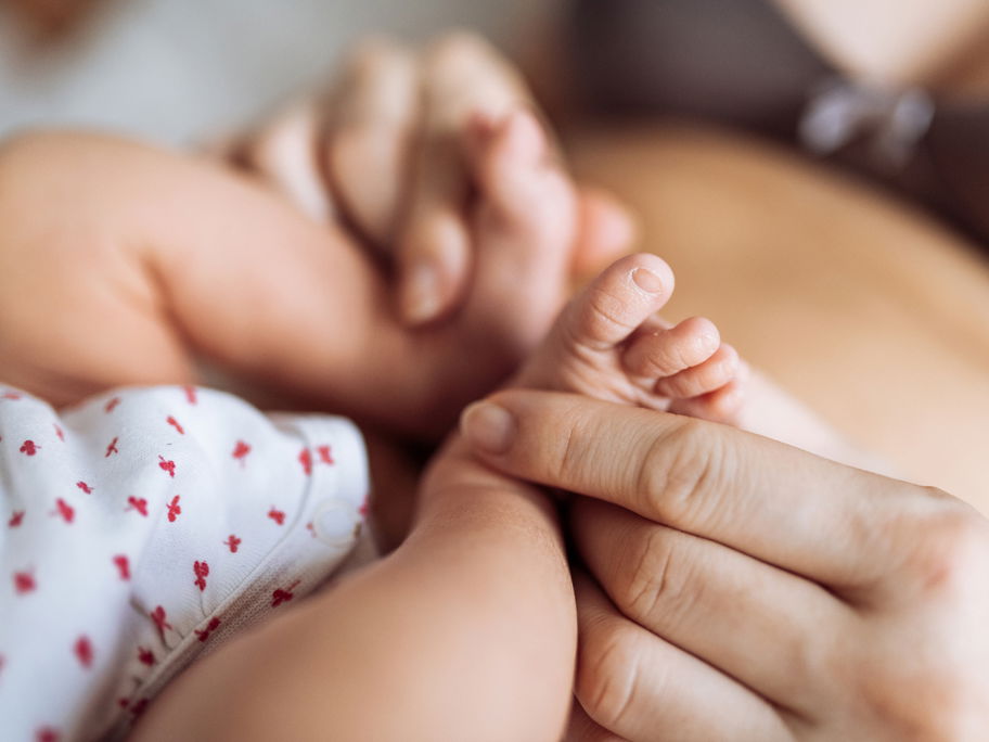 Nach der Geburt sieht der Körper einer Mama anders aus – und das ist auch okay so.