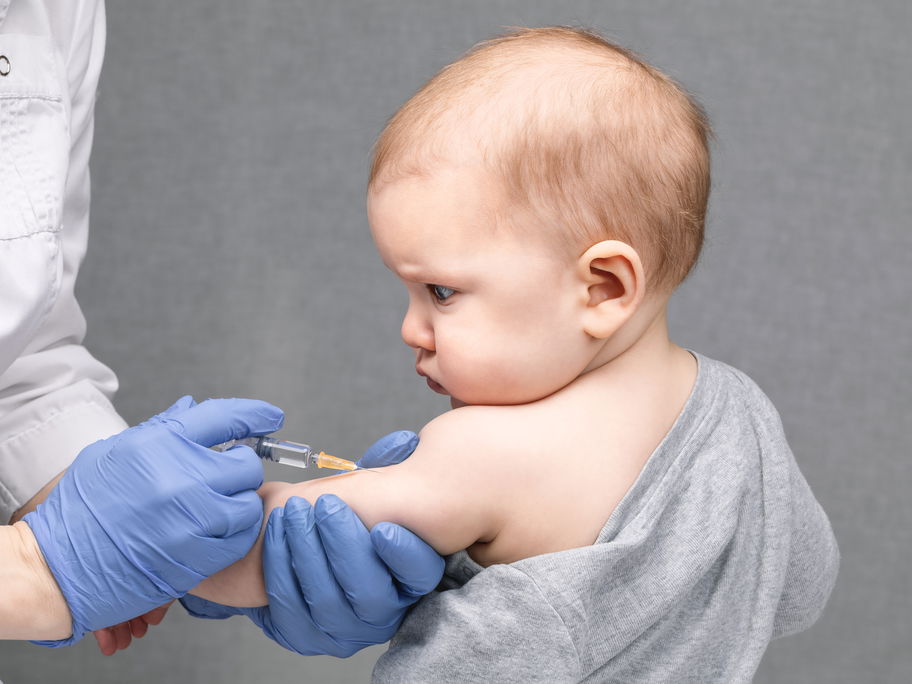 Baby wird in den Arm geimpft.