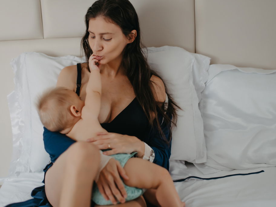 Im Wochenbett heißt es: AUSRUHEN, kuscheln und liegen bleiben!