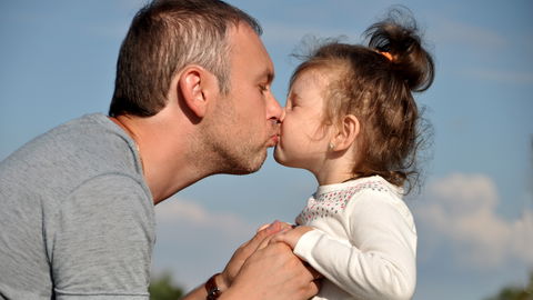 Kinder auf den Mund küssen – ist das überhaupt in Ordnung?