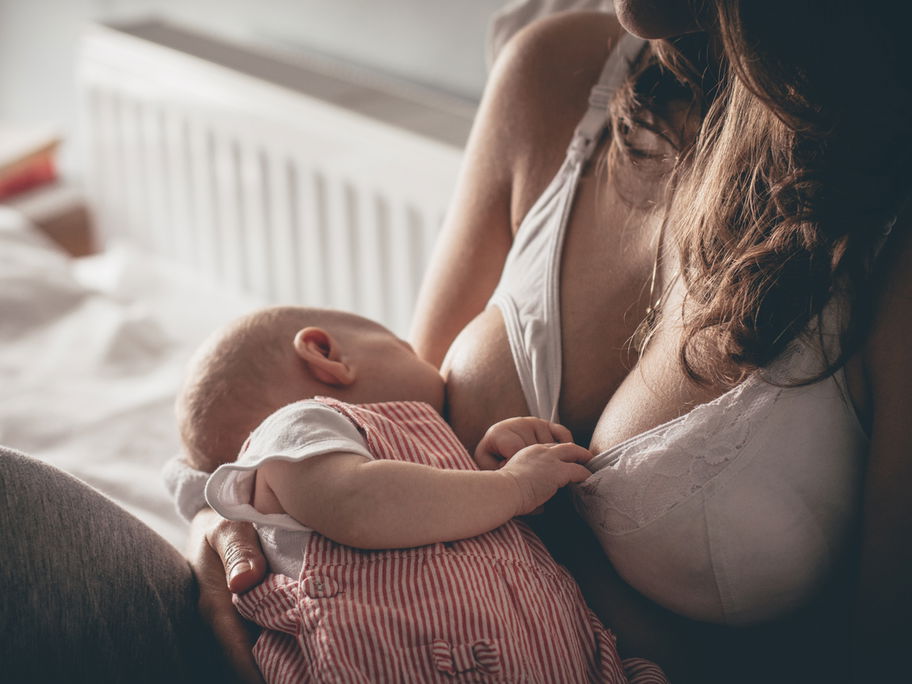 Die weibliche Brust steckt voller Wunder. Das wohl größte? Sie nährt unsere Babys!