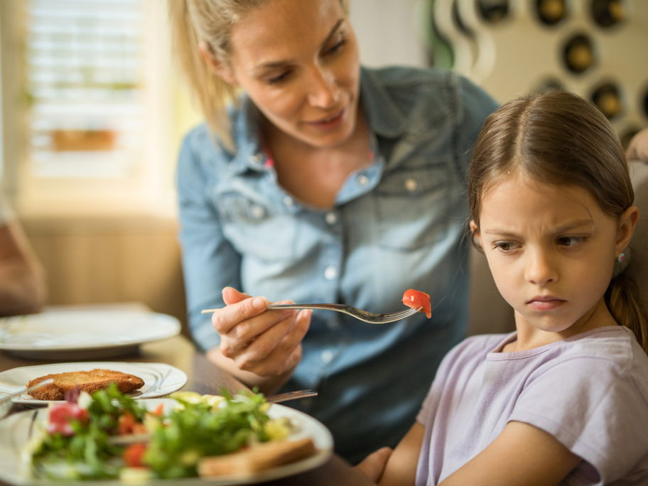 Kind will den Salat von der Mutter nicht.