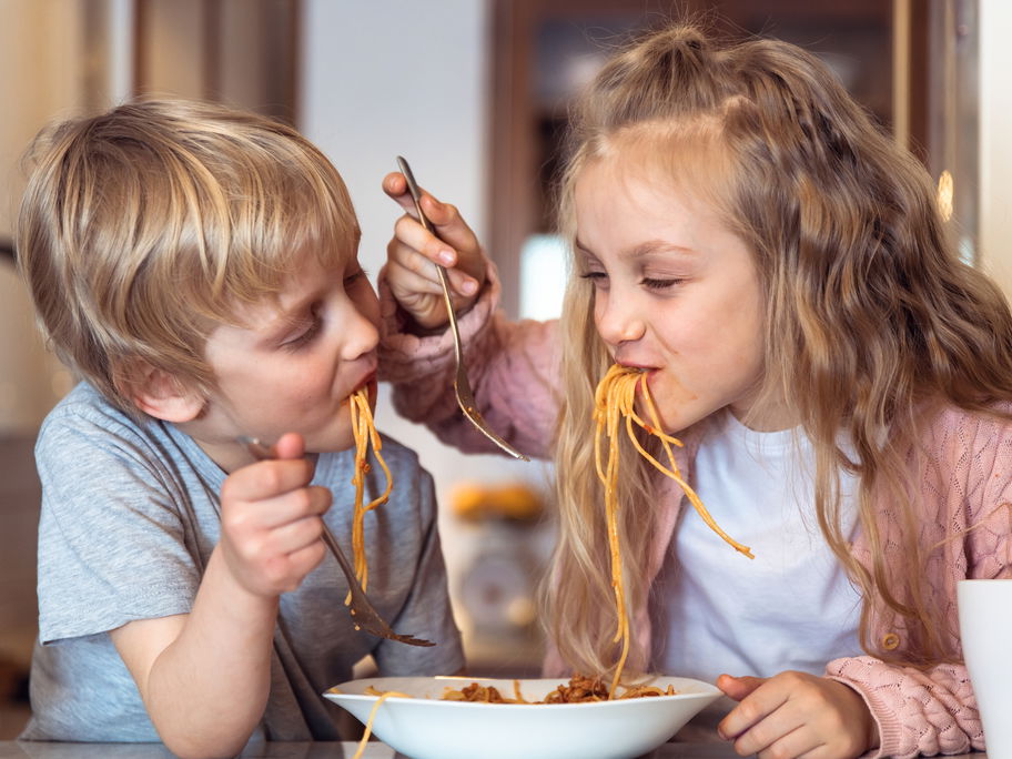 Kinder essen Spaghetti