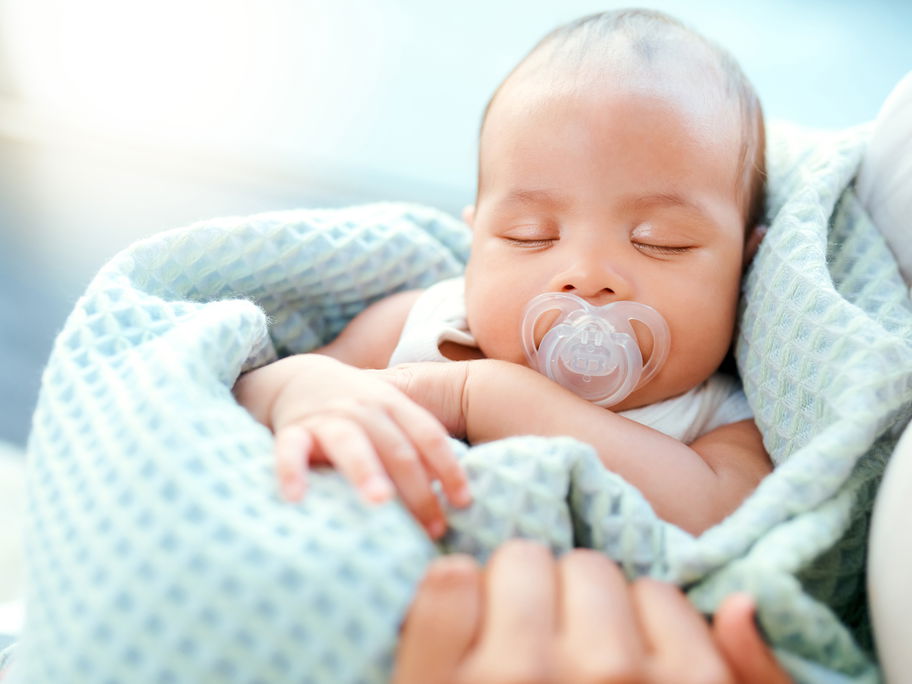 Baby mit Schnuller