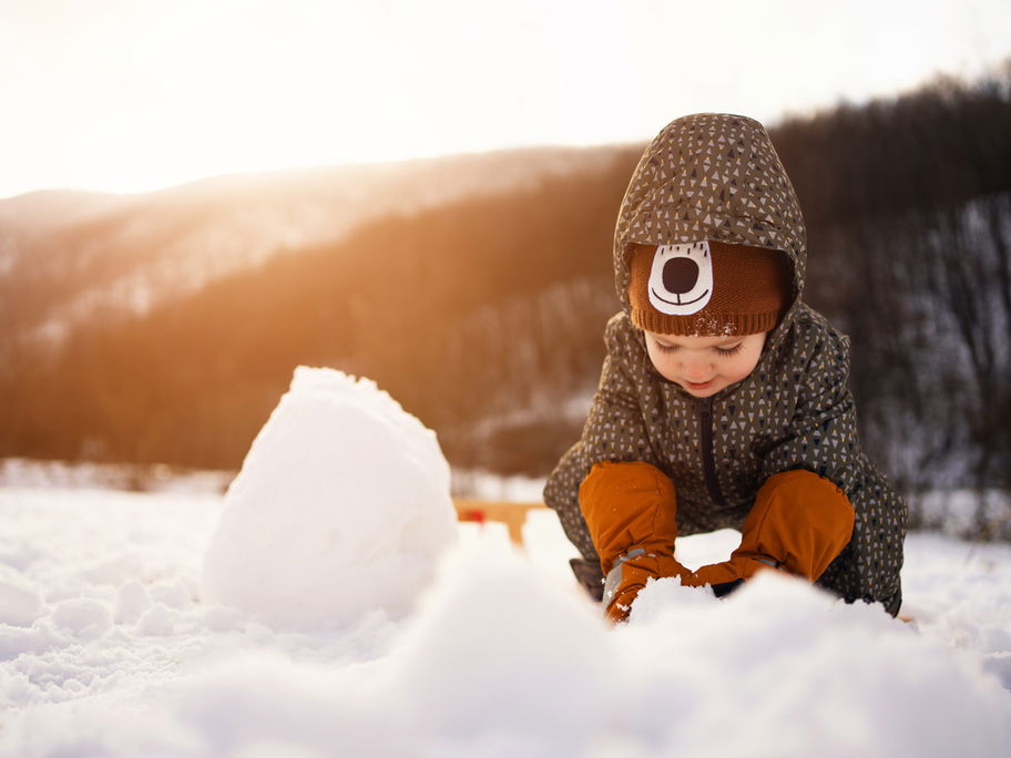 Spiele im Schnee machen schon den Kleinsten Spaß!