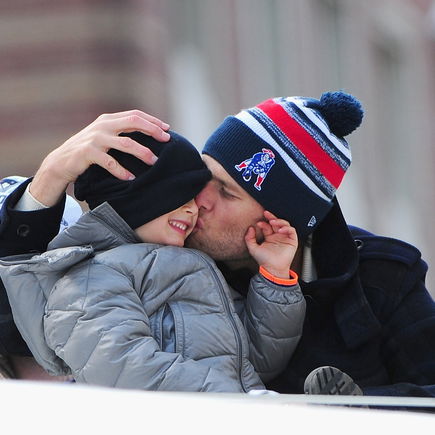 Tom Brady kuschelt mit seinem Teenie-Sohn – und das Netz rastet aus!