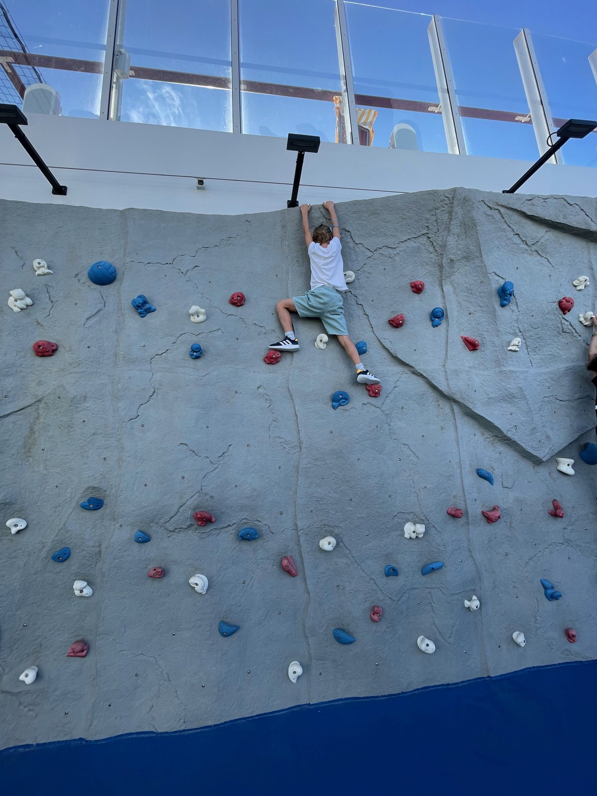 Junge an der Kletterwand