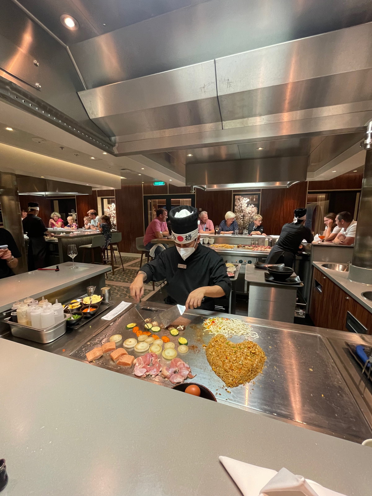 Koch beim Show-Cooking auf einem Kreuzfahrtschiff