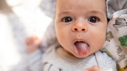 11 Gründe, warum euer Baby die Zunge ständig rausstreckt