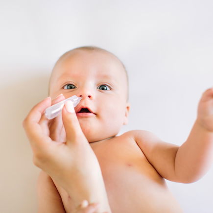 Nasenspülung beim Baby: So geht's!