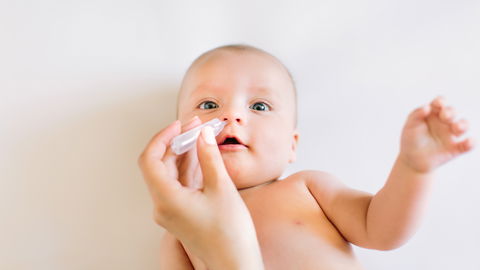 Nasenspülung beim Baby: So geht's!
