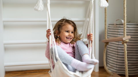 Diese Schaukeln und Kletterwände hätten wir auch gern im Kinderzimmer gehabt!