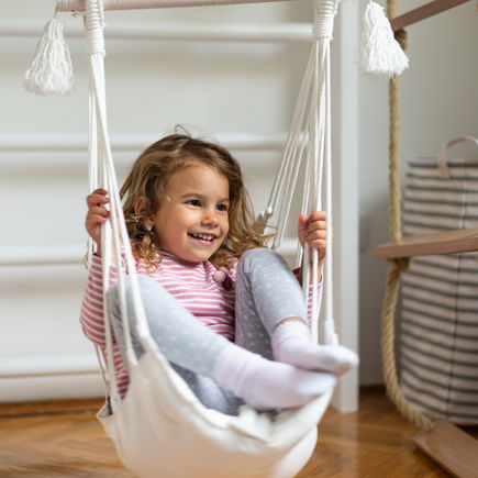 Diese Schaukeln und Kletterwände hätten wir auch gern im Kinderzimmer gehabt!