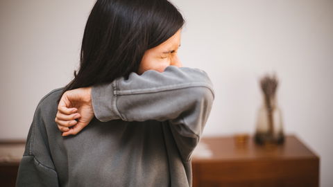 Erkältet im Wochenbett: Richtig husten und niesen nach der Geburt