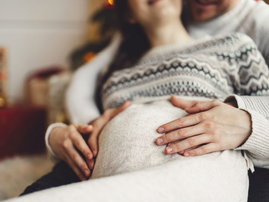 Euer normales Strickkleid oder Sommerkleid aus der Schwangerschaft könnt ihr einfach weiter anziehen, wenn das Baby da ist! Es muss nicht immer ein richtiges Stillkleid sein.