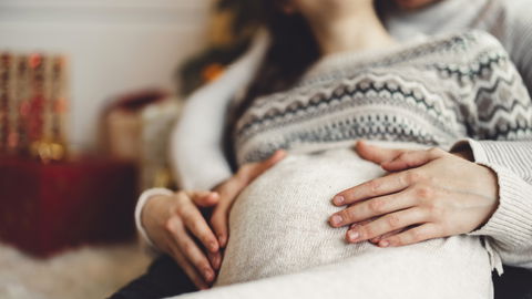 Extra Stillkleider kaufen? Unnötig: So könnt ihr trotzdem entspannt mit Kleid stillen!