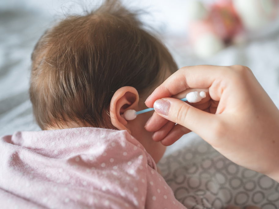 Darf man mit Wattestäbchen Babys Ohren säubern?