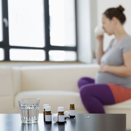 Globuli in der Schwangerschaft: Welche homöopathischen Behandlungsmittel helfen?
