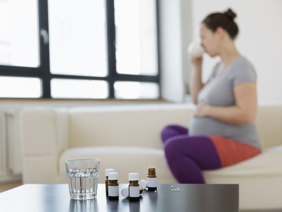 Globuli in der Schwangerschaft: Welche homöopathischen Behandlungsmittel helfen?