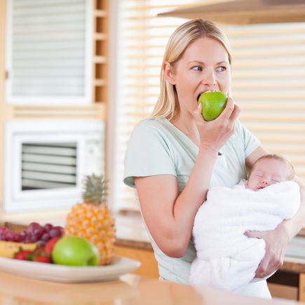 Fragen sich viele Frauen: "Muss ich in der Stillzeit wirklich auf Obst verzichten?"