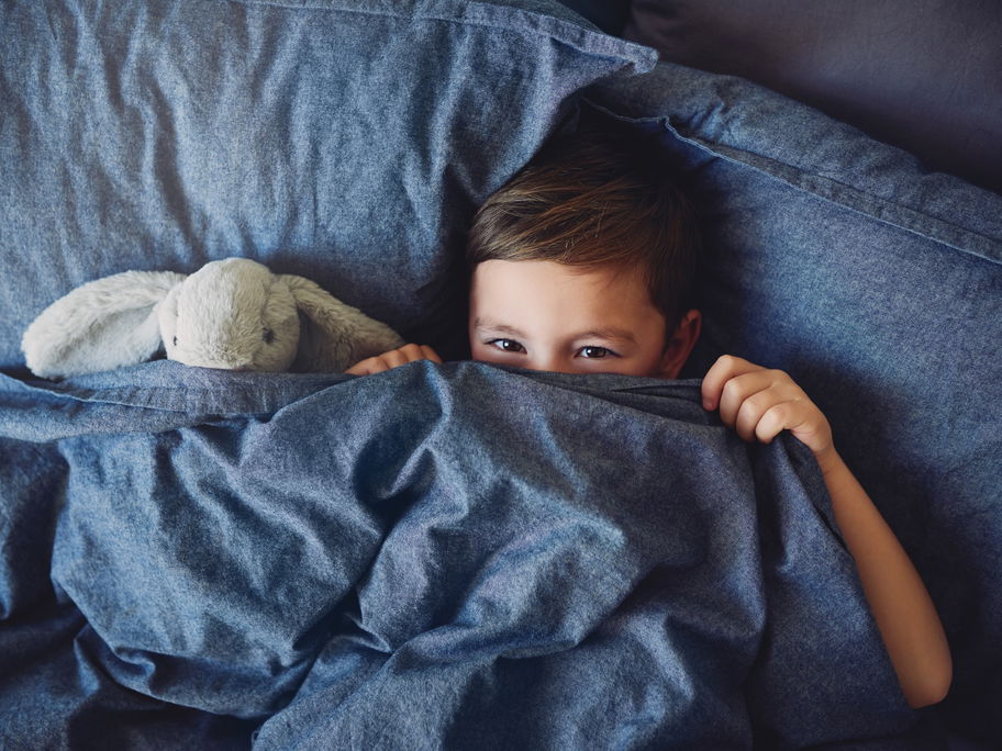 Junge im Bett