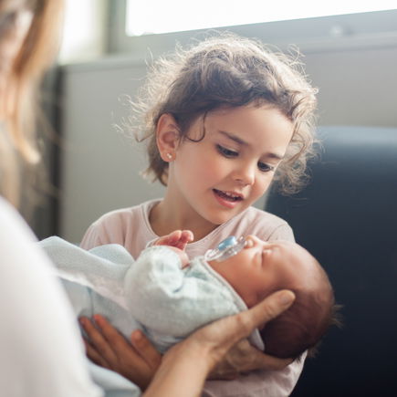 Diese Bilder sind zuckersüß: Babys lernen ihre Geschwister kennen!