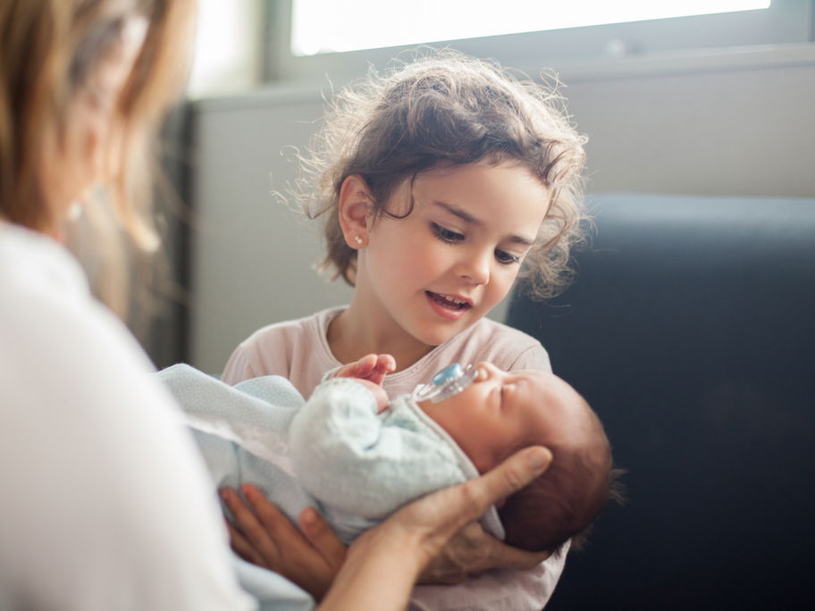 Wenn das Baby die Geschwister kennenlernt