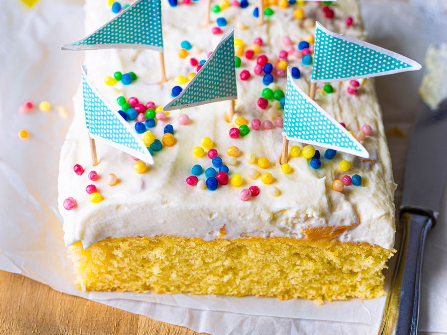 Ein schön dekorierter Fantakuchen steht auf dem Tisch.