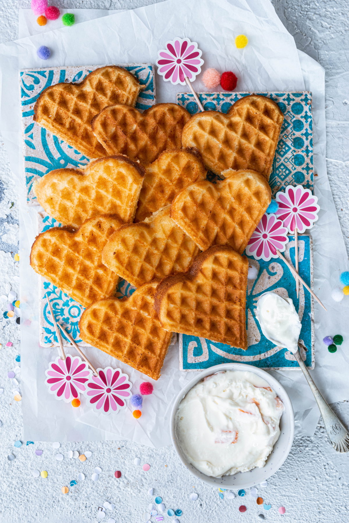 Fantakuchen-Herzwaffeln liegen schön drapiert auf dem Tisch.