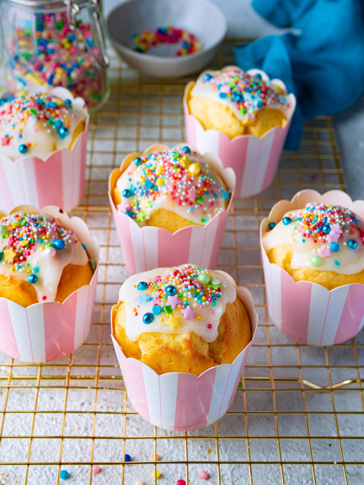Fantakuchen-Muffins sind mit essbaren Perlen bunt verziert.