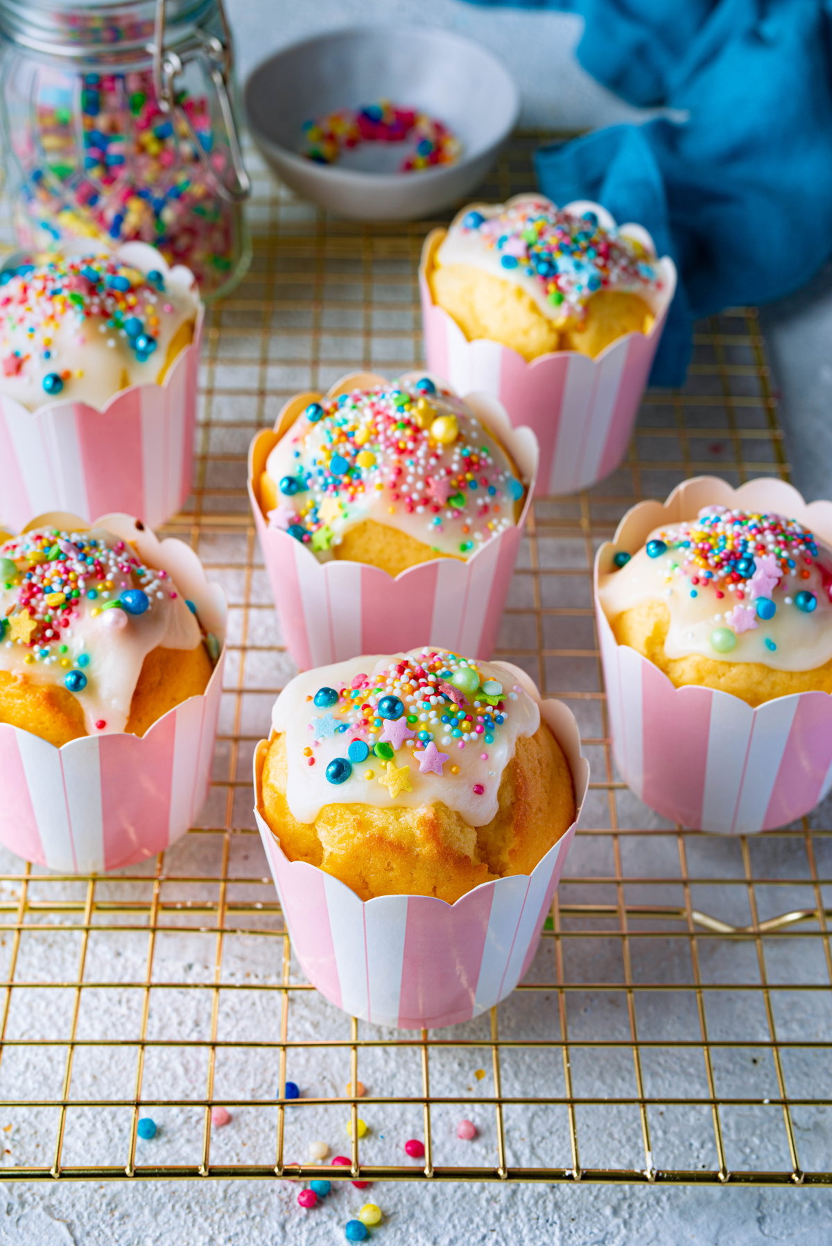 Fantakuchen-Muffins sind mit essbaren Perlen bunt verziert.