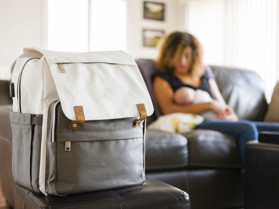 Ein Wickelrucksack ist gerade für frischgebackene Mamas mit Baby sehr praktisch.