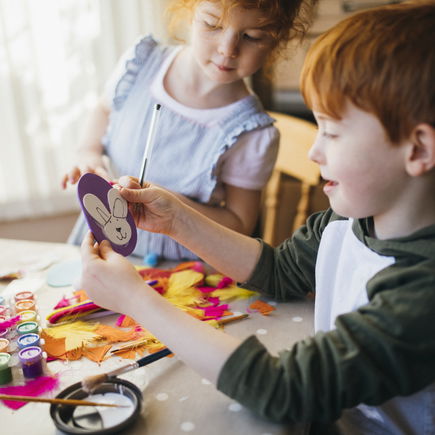 Osterhasen mit Kindern zeichnen und ausmalen: So einfach mit diesen Vorlagen!