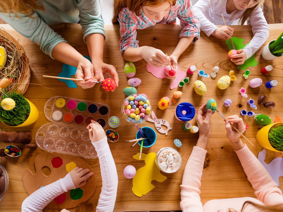 Kinder, die Ostereier bemalen