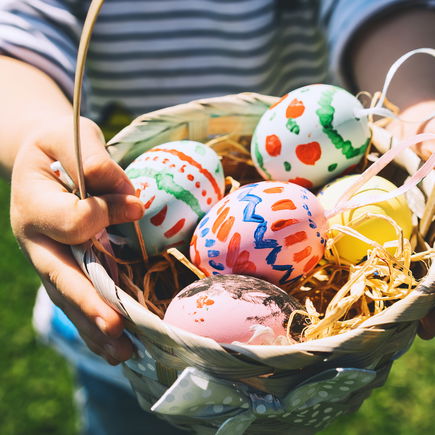 Osterkörbchen mit Kindern basteln: So einfach geht's!
